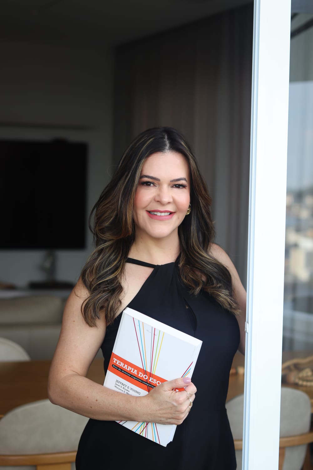 Almira Marques segurando o livro Terapia do Esquema
